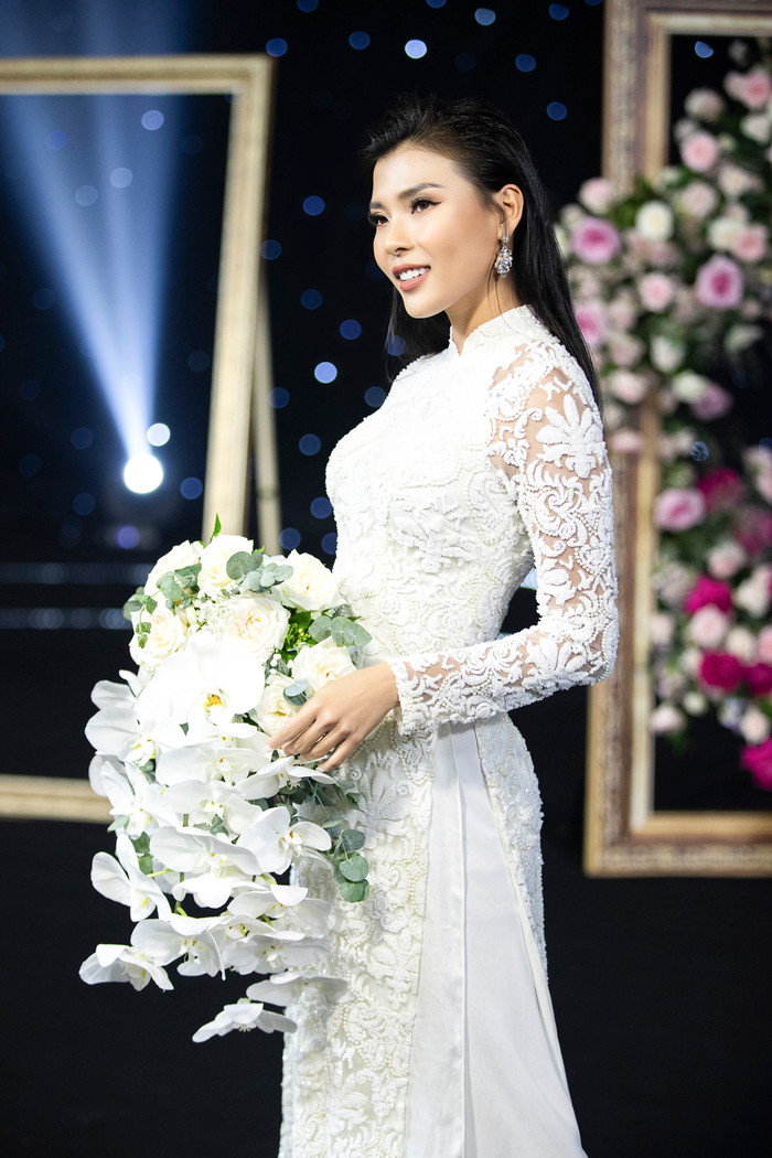 Diệp Bảo Ngọc & Thúy Diễm đẹp nao lòng trong tà áo dài ren trắng tinh khôi Ảnh 5