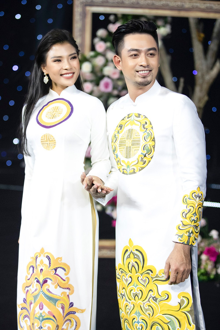 Sau đó, Thúy Diễm được nhà thiết kế lựa chọn bộ áo dài màu trắng với họa tiết ở giữa ngực khoe vẻ đẹp mặn mà