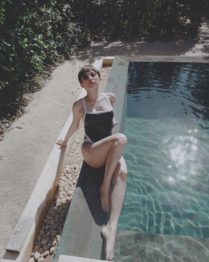 Không chỉ chuyên trị đồ bơi hai mảnh, áo tắm một mảnh cũng được giọng ca 'Ngày tận thế' yêu thích. 