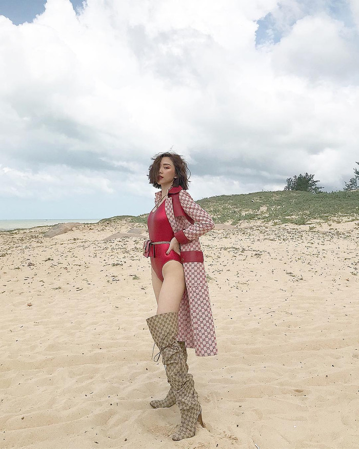 Cả set đồ tông nâu đất của Gucci cũng được cô nàng áp dụng theo lối mix thú vị. 