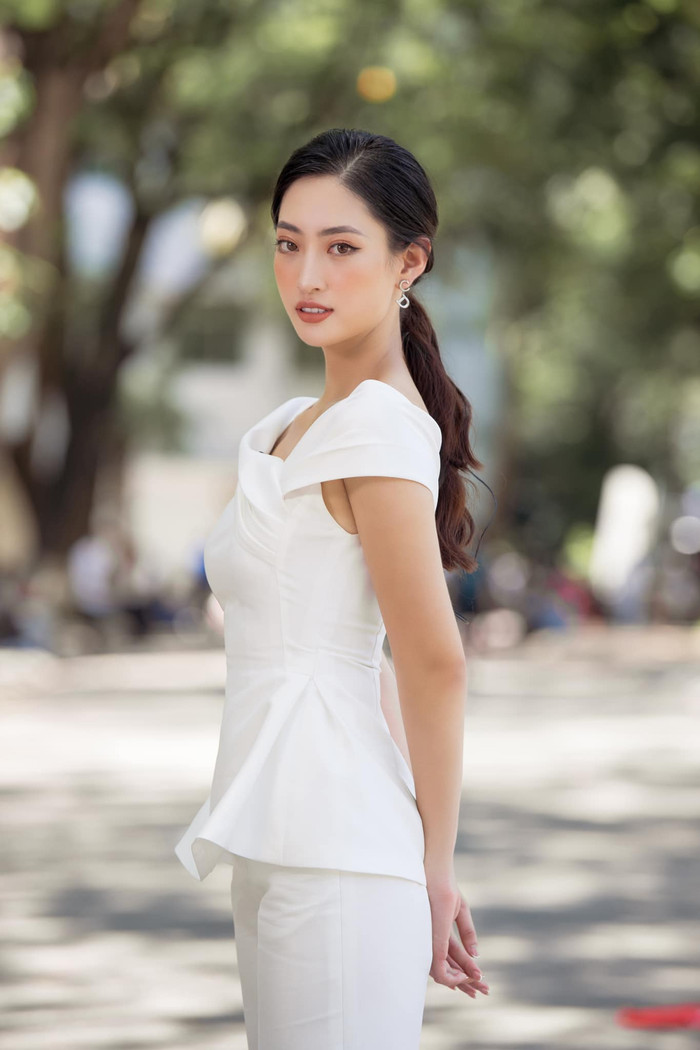 'Nữ hoàng lookbook' Lương Thùy Linh cân mọi concept: Thần thái kiêu sa khiến fan không thể rời mắt Ảnh 55