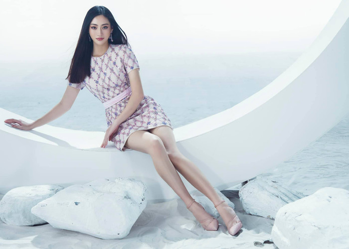 'Nữ hoàng lookbook' Lương Thùy Linh cân mọi concept: Thần thái kiêu sa khiến fan không thể rời mắt Ảnh 11