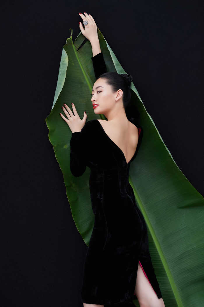 'Nữ hoàng lookbook' Lương Thùy Linh cân mọi concept: Thần thái kiêu sa khiến fan không thể rời mắt Ảnh 9