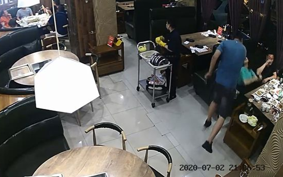 Chồng đánh gục vợ trong nhà hàng khi phát hiện ngồi ăn cùng 2 người đàn ông khác Ảnh 2