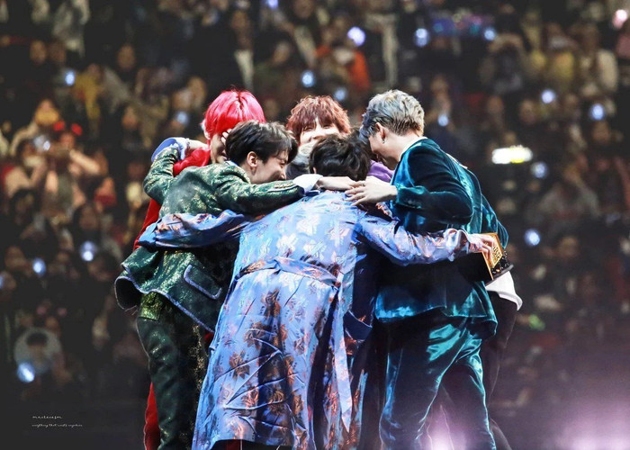 Muốn biết các thành viên BTS thân thiết ra sao, chỉ cần nhìn cách họ ôm nhau là đủ Ảnh 4