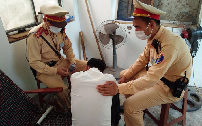 Buồn chán hoàn cảnh gia đình, người đàn ông định nhảy cầu Chương Dương tự tử Ảnh 2