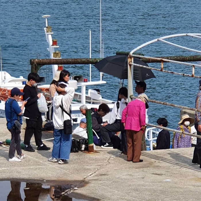 Lee Dong Wook bước xuống thuyền cẩn thận.