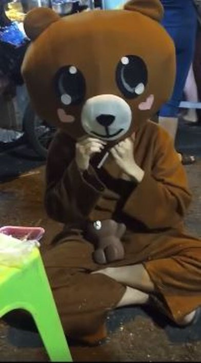 Hình ảnh cô gái cặm cụi ăn từng chiếc kẹo