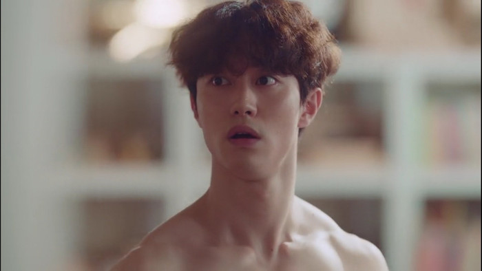 Cảnh khỏa thân chạy khắp phố của Ki Do bị phê phán -thế nhưng anh ta là một người có tâm thần bất ổn thì đây là điều bình thường 