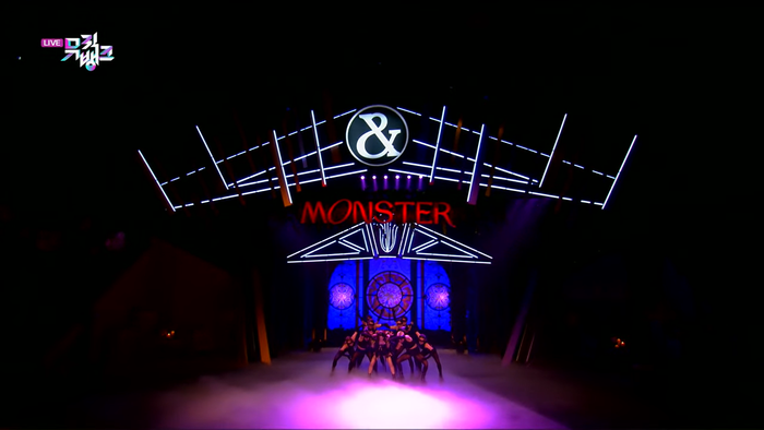 Sân khấu Monster được dựng khá hoành tráng và chỉnh chu!