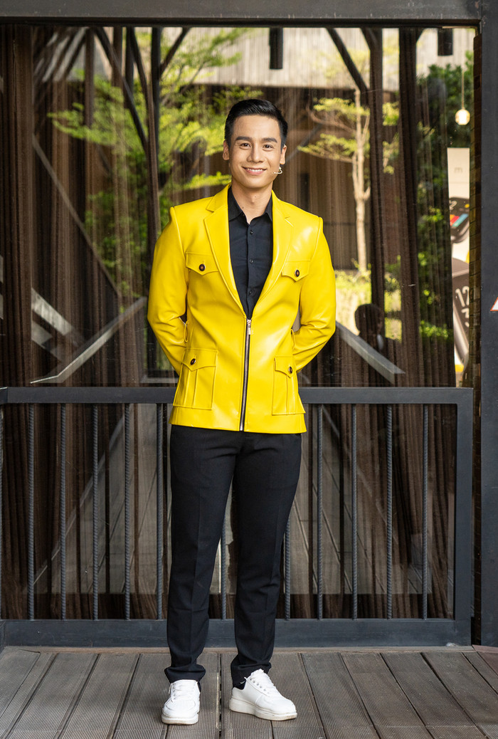Anh mix áo vest da màu vàng với quần âu và giày thể thao trắng