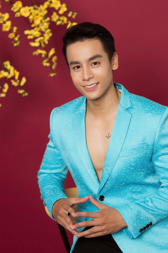 Khoe khéo body với áo vest xanh