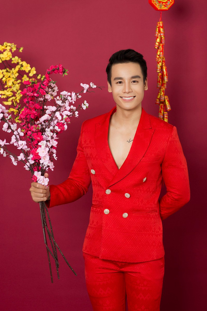 Anh chàng bảnh trai với suit đỏ rực rỡ 