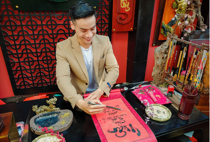 Body chuẩn, gương mặt điển trai, Nam vương Cao Xuân Tài cân đẹp loại vest màu sắc Ảnh 9