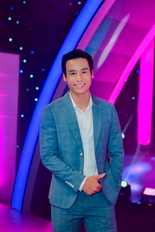 Body chuẩn, gương mặt điển trai, Nam vương Cao Xuân Tài cân đẹp loại vest màu sắc Ảnh 17