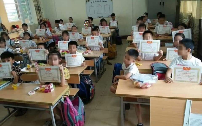 Hình ảnh cậu học sinh lạc lõng trong lớp gây tranh cãi: 'Giấy khen có thật sự nói lên tất cả?’ Ảnh 2