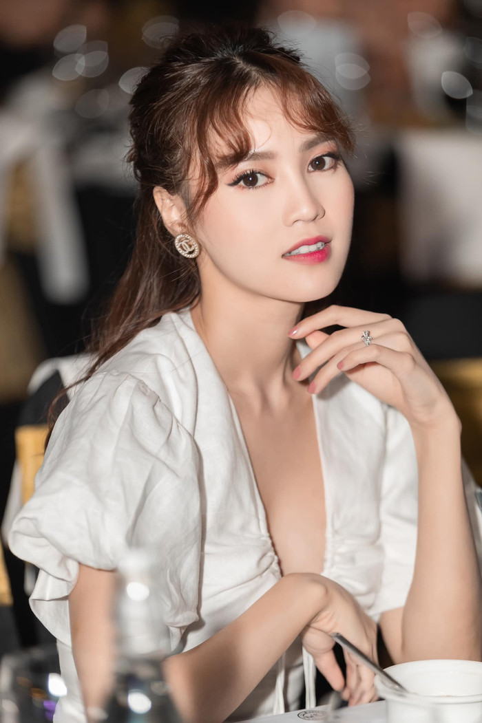 Không chỉ có thế, các layout trang điễm cũng được cô nàng chinh phục một cách hoàn hảo. 