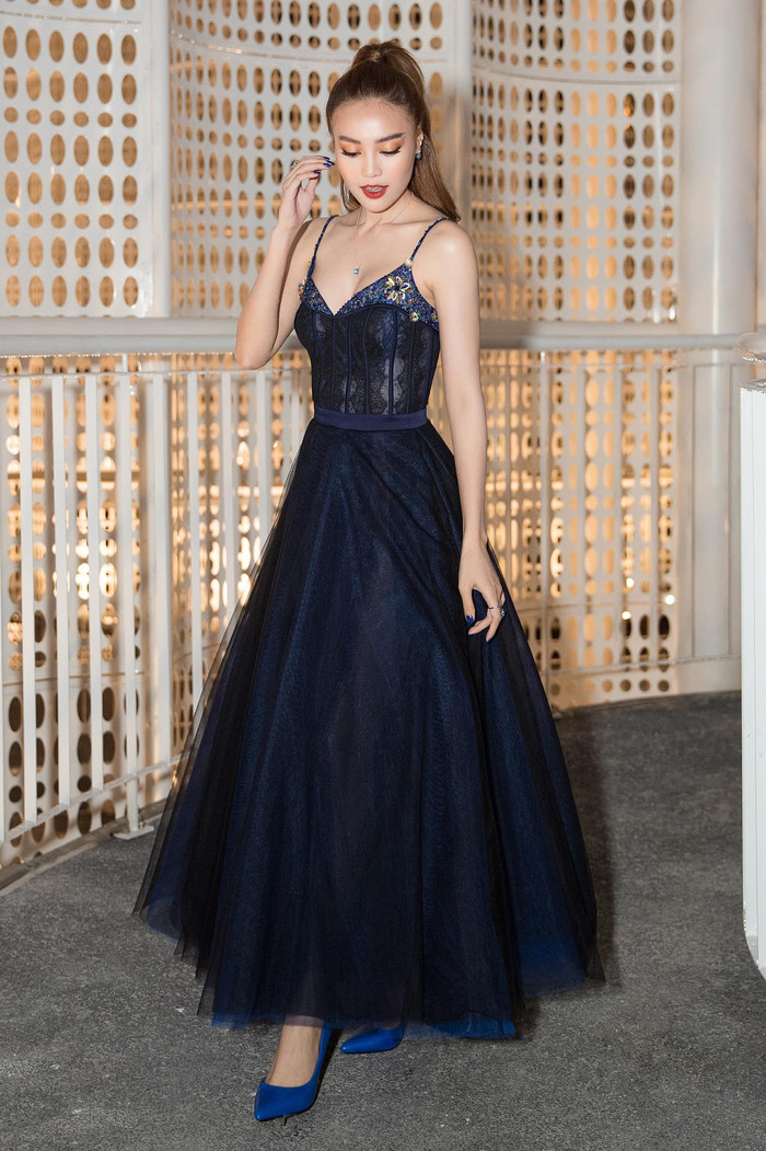 Diện bộ cánh với tông xanh mát mắt, người đẹp khéo léo kết hợp cùng các phụ kiện cùng màu, cả sơn móng cũng được chọn nhằm tạo nên sự đồng bộ. 