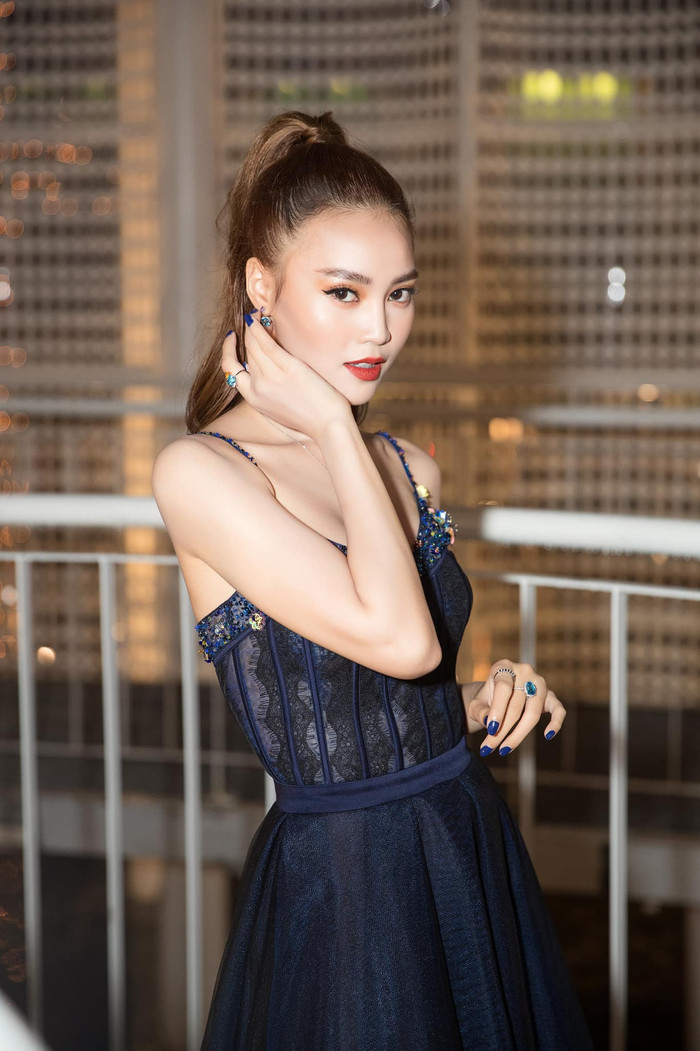 Đối lập với nó là cách đánh mắt cam, tạo thành bộ đôi màu sắc tương phản nhưng vẫn vô cùng hợp lý. 