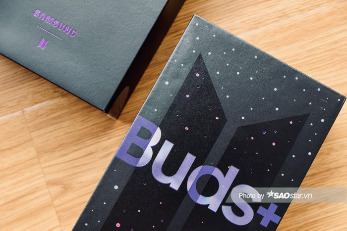  Kích thước hộp rất lớn, gần như bằng với kích thước của một hộp đựng điện thoại. Ở dưới lớp vỏ ngoài là hộp đựng khác với dòng chữ Buds+ nổi bật với màu tím, cùng logo BTS in chìm.