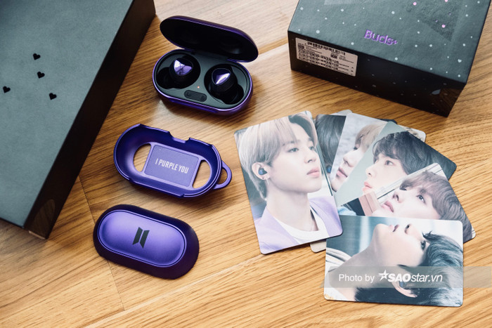 Trọn bộ sản phẩm này bao gồm: Tai nghe Galaxy Buds+ BTS, ốp bảo vệ có logo và chữ I Purple You bên trong, 7 bức ảnh của 7 thành viên nhóm nhạc BTS.