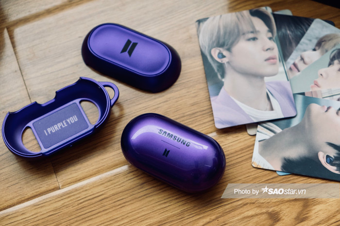 Cùng đến với nhân vật chính là Galaxy Buds+ BTS Edition. Cũng giống như Galaxy S20+, Galaxy Buds+ BTS Edition cũng khoác lên mình màu tím Miror Purple.