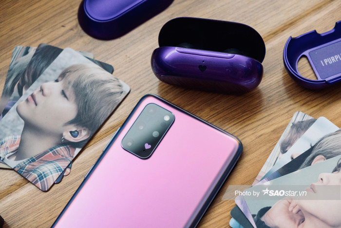 Thời gian nghe của thiết bị đến 22 giờ (tính cả hộp sạc pin), sạc nhanh 3 phút cho 1 giờ nghe, hỗ trợ sạc không dây chuẩn Qi.