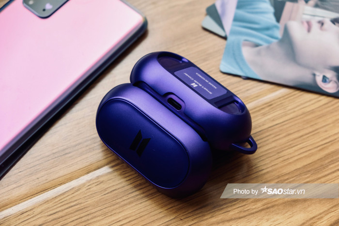 Sau khi đã dán vỏ ốp vào Galaxy Buds+ BTS Edition sẽ trông như thế này đây!