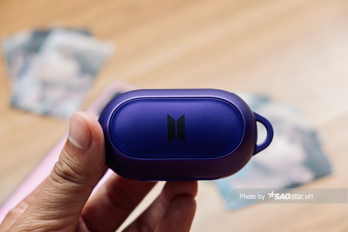 Còn đây là phần vỏ ngoài để ốp vào hộp tai nghe.