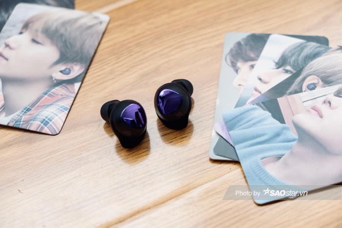 Cũng giống với vỏ hộp, màu tím cũng được phủ ở lớp vỏ ngoài của tai nghe.