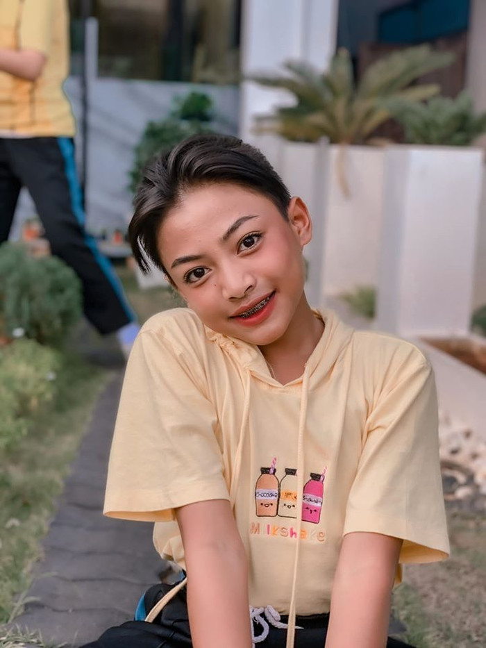 Bên cạnh công việc làm mẫu, cậu bé vẫn duy trì việc học. Không những xinh xắn, đáng yêu cậu còn có thành tích học tập khá tốt ở trường.