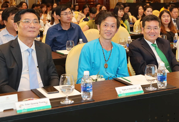 Hoài Linh diện bà ba giản dị, tự nhận 'nhà quê' khi chia sẻ về tuổi thơ gầy gò, suy dinh dưỡng Ảnh 5