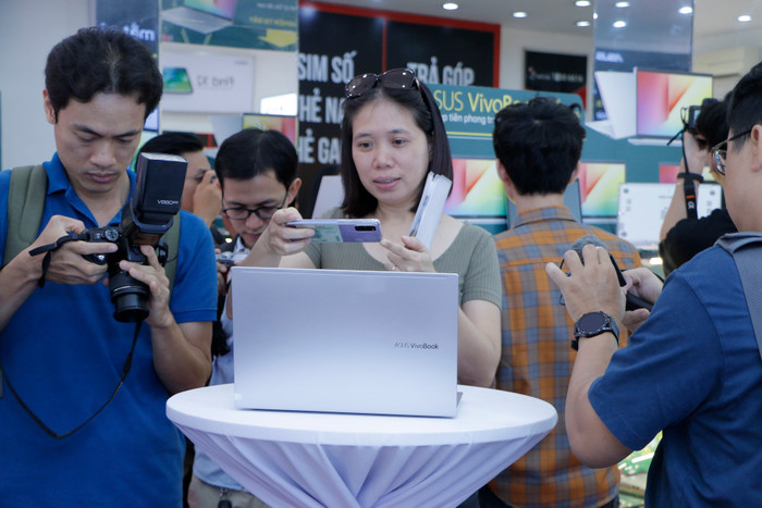 Máy chỉ có tuỳ chọn màu sắc duy nhất là màu bạc.