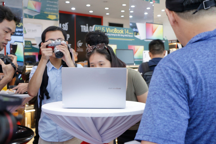 Asus VivoBook 14 được bán với giá khởi điểm 15,49 triệu đồng.