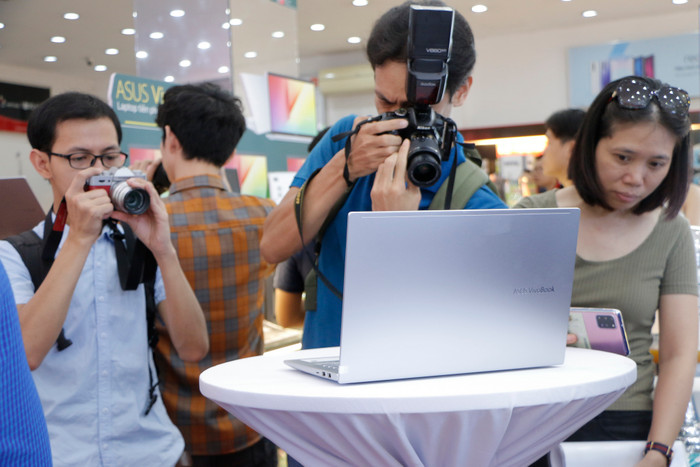 Asus VivoBook 14 là một trong những chiếc laptop đầu tiên sử dụng vi xử lý AMD Ryzen 4000.