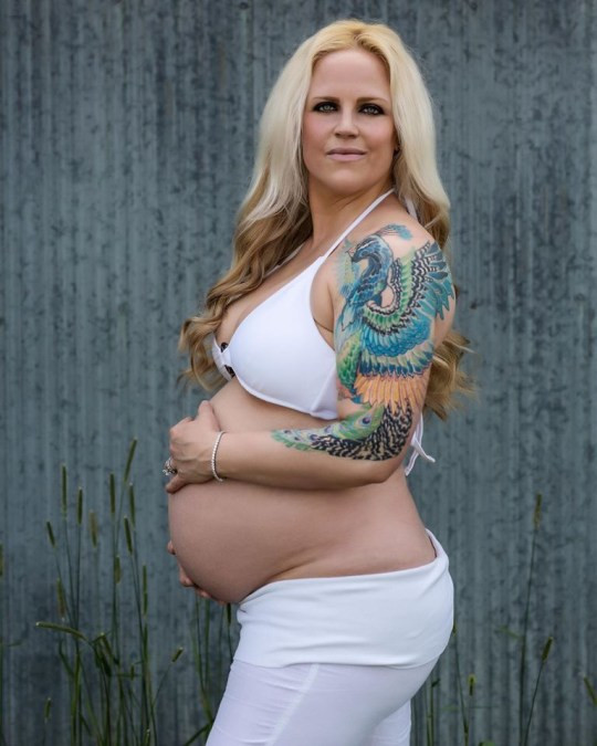 Mẹ bầu 8 tháng gây sốc vì chụp bộ ảnh ong đậu đầy trên bụng Ảnh 3