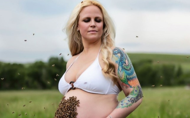 Mẹ bầu 8 tháng gây sốc vì chụp bộ ảnh ong đậu đầy trên bụng Ảnh 2