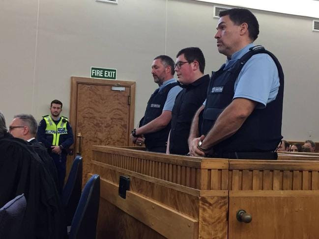 Daniel Alan Cameron (giữa).