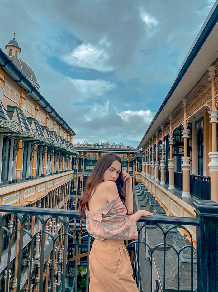 Hương Giang khoe vai trần gợi cảm.