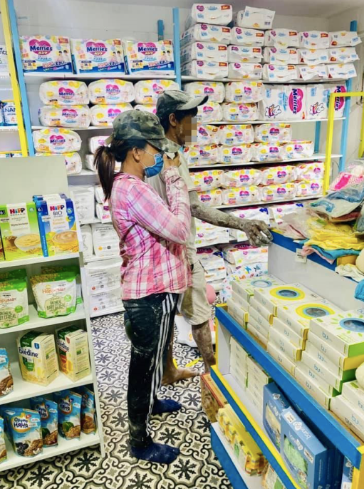 Anh lựa đồ cho vợ