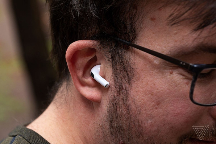 Apple có nhiều mẫu tau nghe khác nhau song chưa từng có chiếc tai nghe nào có phiên bản màu khác màu trắng. Ảnh: The Verge