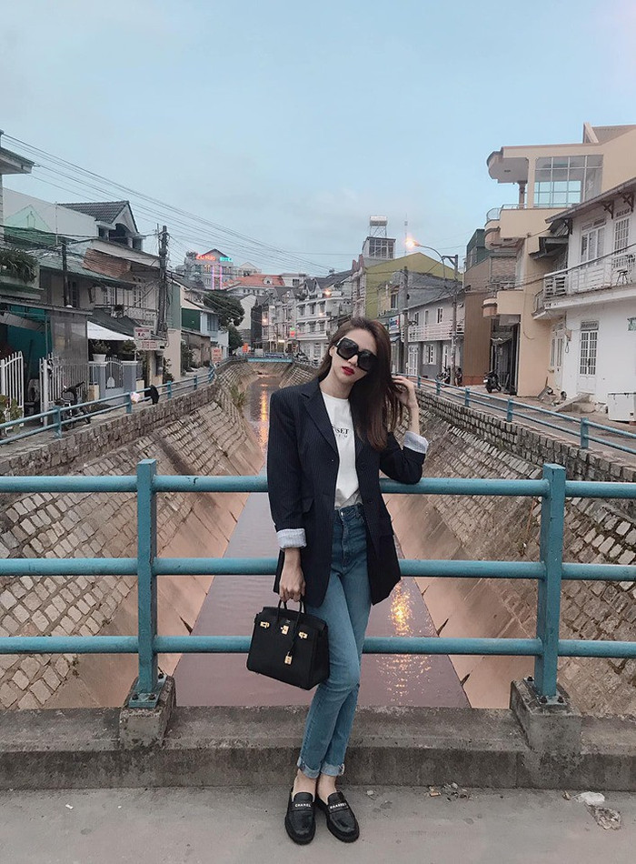 Hương Giang xuất hiện trong phong cách streetstyle một chút &nbsp;'nam tính' với blazer đen áo thun, quần jeans. Cuối cùng, kết hợp túi xách có màu tương đồng với giày lười &nbsp;để tổng thể trang phục hài hòa.