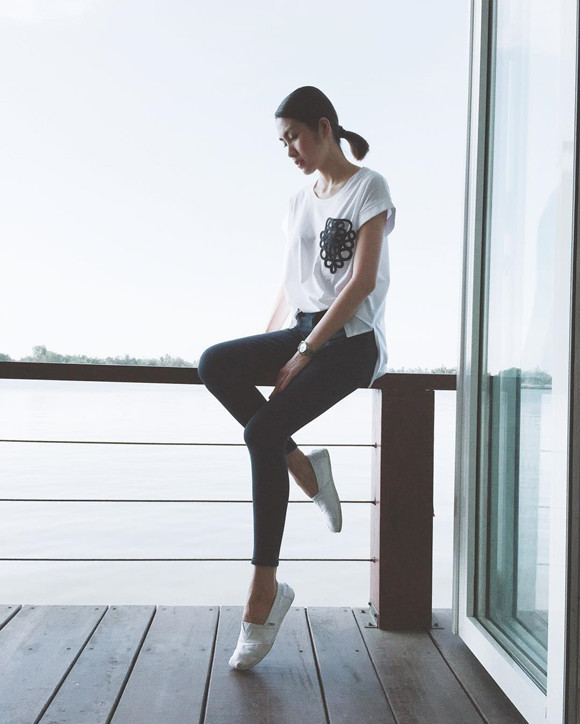 Ngọc nữ màn ảnh Việt Nam người đẹp thường chọn giày với tông màu trắng hoặc đen là hai gam màu yêu thích của cô