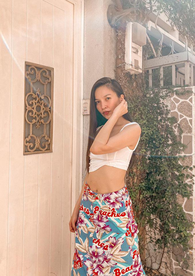 Cô hoàn toàn tự tin với vòng 1 của mình và luôn biết cách biến nó thành điểm mạnh hình thể. 