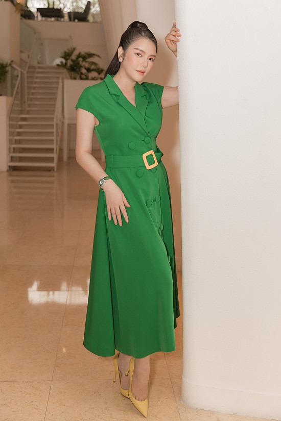 Mặc các đàn em đua nhau váy áo đính kết, xẻ cao sang trọng, chỉ với mẫu đầm xanh đơn giản này thôi, Lý Nhã Kỳ đã khiến fan bồi hồi, xao xuyến. 