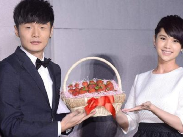 Dương Thừa Lâm đăng video cầu hôn, dân mạng chú ý đến cách ăn mặc của Lý Vinh Hạo Ảnh 10