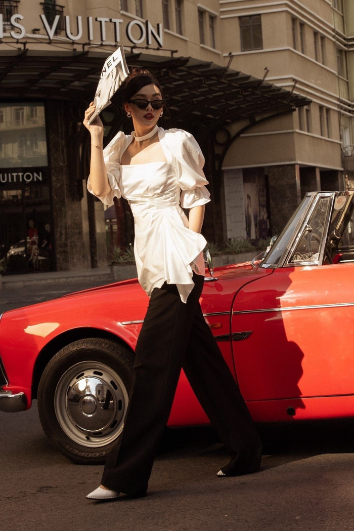 Diện style thời trang quý cô thập niên, Á hậu 1 Hoa hậu Thế giới Việt Nam 2019 ghi điểm với kiểu pose dáng chuyển động tự nhiên.