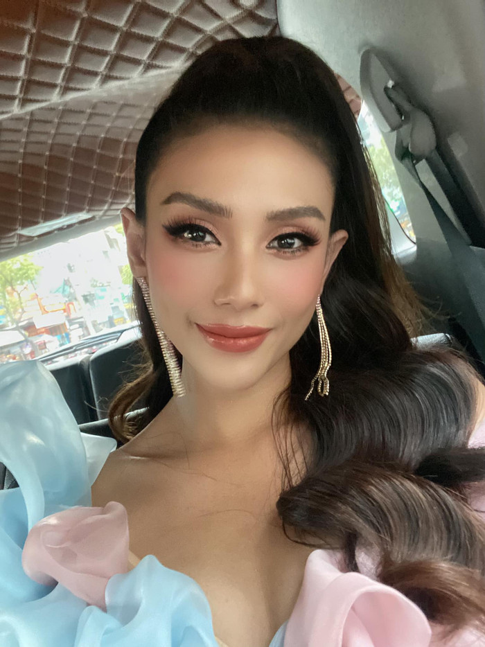 Siêu mẫu Võ Hoàng Yến cuốn hút với layout rực rỡ.