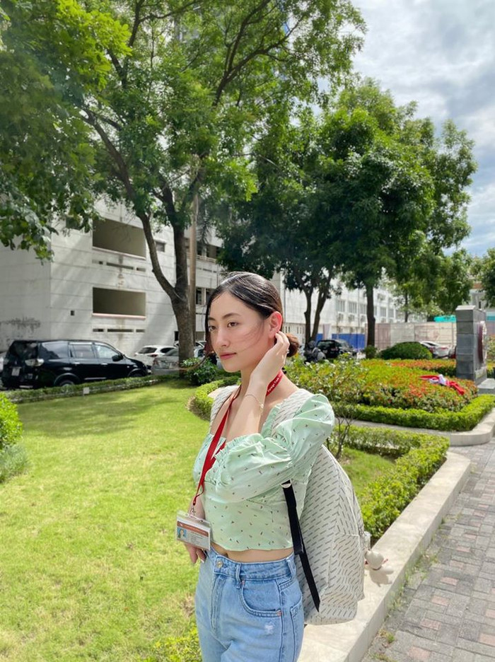 Hoa hậu Lương Thùy Linh diện style đơn giản đi học nhưng vẫn cực xinh.