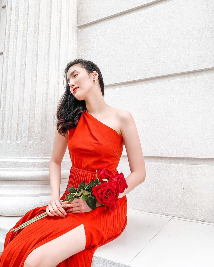 Siêu mẫu Lan Khuê diện váy hồng hở 1 bên vai đẹp quyến rũ.